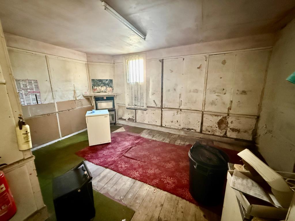 Lot: 84 - VACANT MIXED USE BUILDING IN TOWN CENTRE - Room to rear of shop